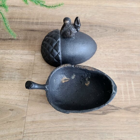 Cast iron squirrel on nut trinket dish with lid. - Picture 5 of 10